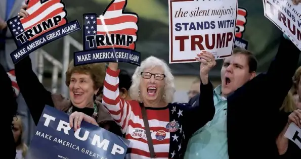  ??  ?? Des supporters et supportric­es de Donald Trump lors de sa campagne électorale à Richmond en Virginie, le 14 octobre 2015.