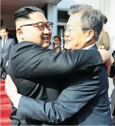  ?? EPA ?? Herzliche Umarmung zwischen Kim Jong-un und Moon Jae-in.