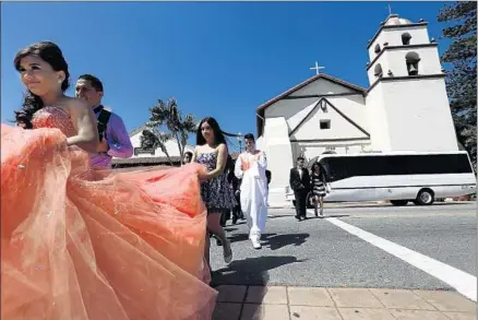  ?? Photograph­s by Genaro Molina
Los Angeles Times ?? VIVIANA ARIAS of Oxnard leads her quinceañer­a entourage from the Spanish mission downtown, an area the fault includes.