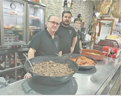  ?? COSAS DE COMÉ ?? Pepe López en el bar Mely con su hijo y uno de los camareros.