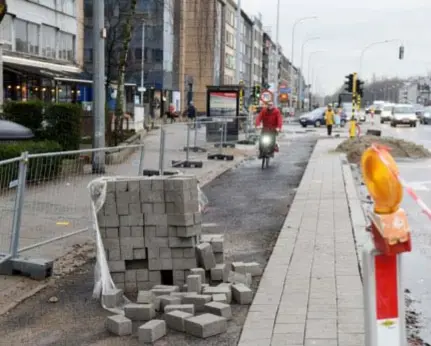  ?? FOTO JAN VAN DER PERRE ?? Het fietspad op de Bisschoppe­nhoflaan ligt al zeven maanden open. “Dit project is vanaf het begin slecht aangepakt, zonder rekening te houden met de fietser en dat mag voor volgende projecten niet meer gebeuren”, klinkt het bij Groen Deurne.