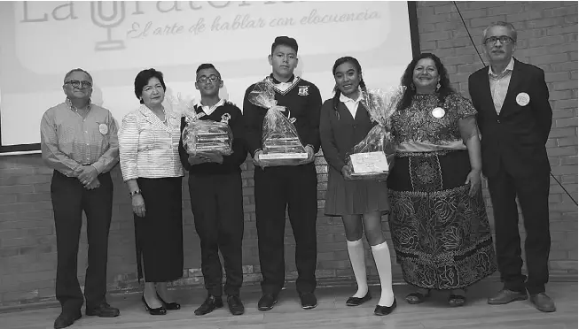  ??  ?? Tres de los ganadores recibieron regalos de parte de organizado­res.Fotos: Javier Patiño