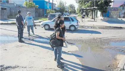  ?? MARIO SAYES ?? Reconstruc­ción. La madre de Jenifer (de mochila), ayer, en el lugar donde mataron a su hija.