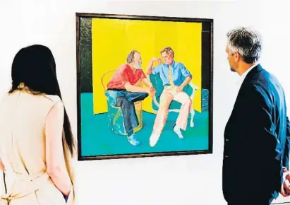  ?? REDERIC J. BROWN / A P ?? Directius de Christie’s observen La conversa, de David Hockney