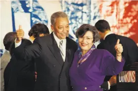  ?? Ron Frehm / Associated Press 1989 ?? David Dinkins and his wife, Joyce, who died in October, give thumbsup to supporters after he won the New York City mayoral race in 1989.