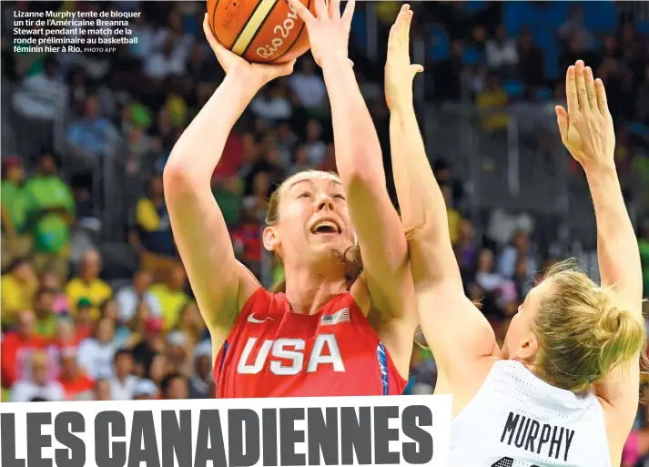  ??  ?? Lizanne Murphy tente de bloquer un tir de l’américaine Breanna Stewart pendant le match de la ronde préliminai­re au basketball féminin hier à Rio.