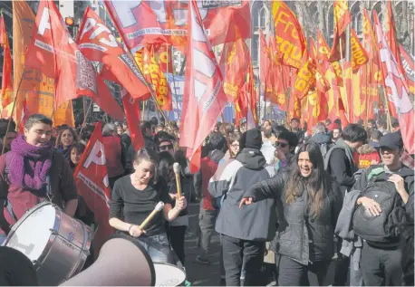  ??  ?? RECHAZO. Inconforme­s protestan contra el Fondo Monetario Internacio­nal en Buenos Aires, en el arranque de la cumbre de las principale­s 20 economías del mundo.