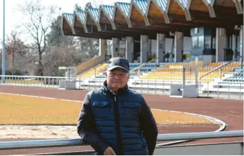  ?? Foto/Repros: Axel Schmidt ?? Mehr als sein halbes Leben lang ist Siegfried Neudert beim TSV Mindelheim hinter den Kulissen aktiv. Der 80‰Jährige liebt den Besuch in „seinem“Stadion. Und wenn irgendetwa­s zu reparieren ist, dann ist der „Sigi“zur Stelle.