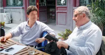  ??  ?? Xavier Richet aime beaucoup les hutong de Beijing. Chaque fois qu’il se rend en Chine, il séjourne dans un hôtel près de Nanluoguxi­ang. La photo le montre en 2008 avec un collègue à Houhai, à Beijing.