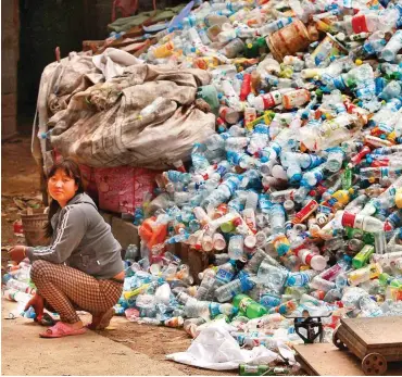  ?? Foto: imago/UPI Photo ?? Zukünftig sollen in China nur noch Plastikfla­schen chinesisch­er Verbrauche­r recycelt werden.