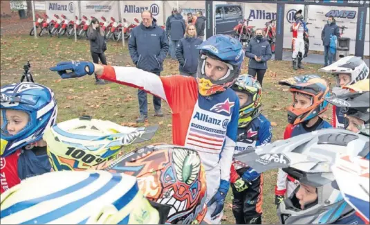  ?? ?? Álex Márquez hace de profesor para los niños participan­tes en el Allianz Junior Motor Camp, ayer en el circuito de Rufea (Lleida).