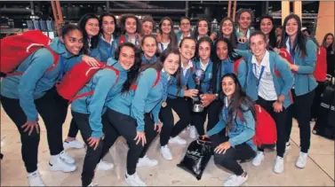  ??  ?? UNIÓN. Las campeonas del mundo posan con la Copa del Mundo en el aeropuerto.