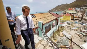  ?? CHRISTOPHE ENA /AFP ?? Pressão. Macron inspeciona danos causados pelo furacão Irma na Ilha de Saint Martin