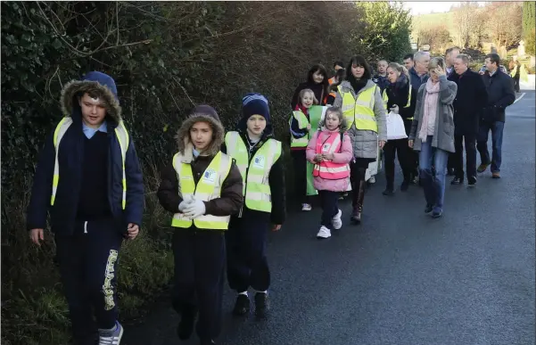  ??  ?? Teachers, parents and pupils at the Ballintemp­le NS/ Ballycoog breakfast walk.