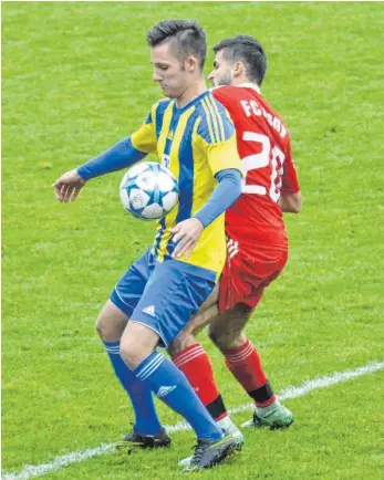  ?? FOTO: MICHAEL PANZRAM ?? Gegen den FC Isny (rechts Burak Altas) verlor der FC Leutkirch (Marvin Ringer) mit 0:1, die abgesagte Partie gegen Berg II wird nun für Leutkirch gewertet.