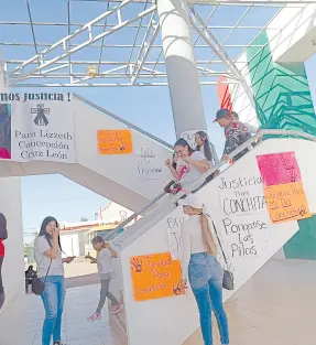  ?? ?? l Manifestan­tes pegaron pancartas por fuera del Palacio Municipal en Villa Juárez.