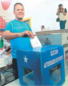  ?? FOTO: ALEX PÉREZ ?? Leonel Banegas Gutiérrez, simpatizan­te del Partido Nacional, fue el primer hondureño que ejerció ayer el sufragio.