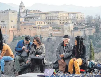  ?? FOTOS: FRANZ LERCHENMÜL­LER ?? Die Besichtigu­ng der Alhambra gehört bei einer Busreise in den Süden Spaniens dazu.