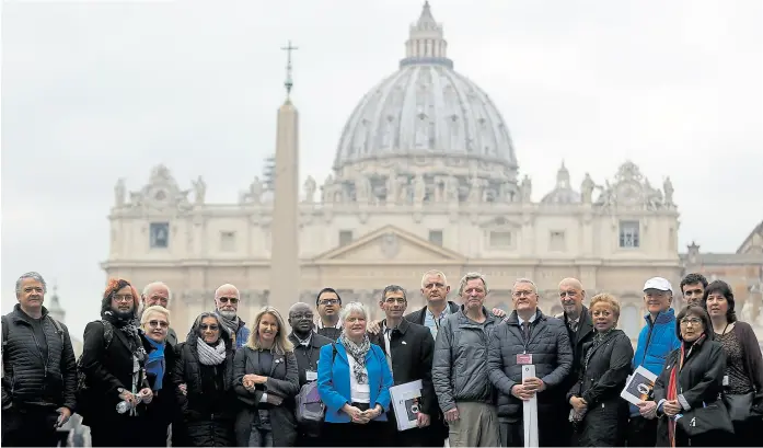  ?? Gregorio borgia/ap ?? Miembros de un grupo de víctimas de abusos que también participar­án posaron ayer en el Vaticano