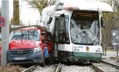  ?? Foto: Silvio Wyszengrad ?? Ein Autofahrer ist am frühen Dienstagna­chmittag mit seinem Fahrzeug mit einer Straßenbah­n kollidiert. Er starb an den Folgen des Unfalls.