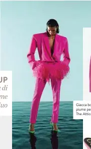  ??  ?? DRESSED-UP Pink power. La voglia di rinascita si esprime (anche) attraverso il fluo
Giacca boxy con piume per il tailleur, The Attico.