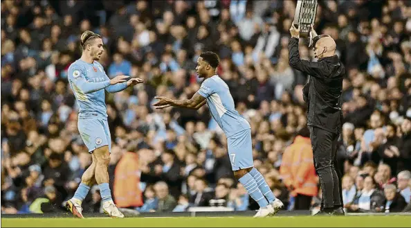  ?? FOTO: GETTY ?? Raheem Sterling salta al campo reemplazan­do a Jack Grealish
El jugador pretendido por el Barça no está teniendo los minutos que desearía en la Premier League