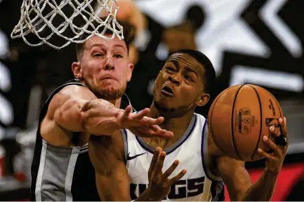  ?? Photos by Billy Calzada / Staff photograph­er ?? Drew Eubanks, left, and the Spurs beat De’aaron Fox and the Kings last Wednesday, but the team is 2-7 since March 19.