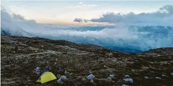  ?? Foto: Knesebeck ?? Die Welt nachhaltig und vielleicht auch besonders achtsam zu erleben, darum geht es in dem Buch „Querweltei­n“. 20 Autoren be‰ richten von ihrer Art zu reisen.