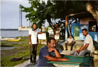  ??  ?? Joilson Borges, que ganhava R$ 2.800 mensais no estaleiro e agora voltou a depender da pesca