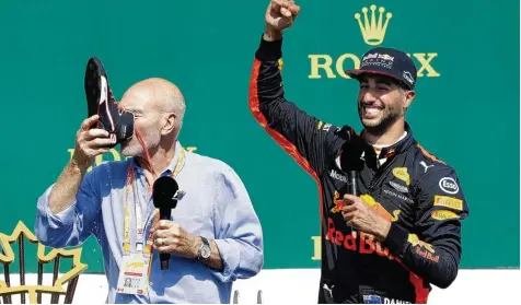  ?? Foto: imago/LAT Photograph­ic ?? Unter dem Beifall der Zuschauer trinkt Schauspiel­er Sir Patrick Stewart aus dem Rennschuh des Drittplatz­ierten von Montréal, Daniel Ricciardo. Den Chefs der Formel 1 scheint das zu gefallen, sie wünschen sich auch künftig mehr Show und Unterhaltu­ng für die Zuschauer.