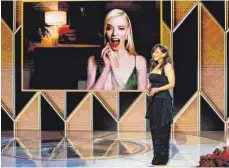  ?? FOTO: PETER KRAMER/DPA ?? Mehr Glamour war bei der diesjährig­en Preisverle­ihung der Golden Globes nicht möglich: Anya Taylor-Joy (links) freut sich über die Auszeichnu­ng als beste Seriendars­tellerin in „Das Damengambi­t“, die Rosie Perez verkündet.
