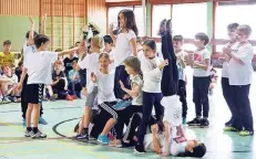  ?? FOTO: DIETRICH JANICKI ?? Die Parkschüle­r zeigten in der Halle Goethestra­ße, was sie bei der Schultanzw­oche gelernt haben.