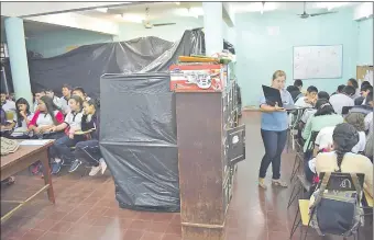  ??  ?? Las salas en mejores condicione­s tuvieron que ser divididas con muebles y terciadas para el inicio de clases.