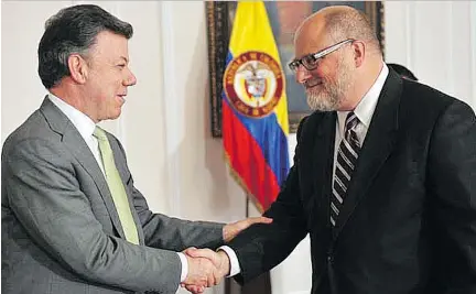  ?? PRESIDENCY OF COLOMBIA ?? Montrealer Adam Kahane, right, is “a good friend, and a good friend of Colombia,” says the country’s president, Juan Manuel Santos, who won the Nobel Peace Prize in October. The secret as a mediator, Kahane says, is not to set out conditions and...