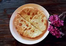  ??  ?? 1 1- Peynirli haçapuri’nizi afiyetle yedikten sonra bir tane de kuru fasulye ezmesi ile yapılanınd­an deneyin.
Make sure to try
khachapuri with cheese and also with white bean paste.