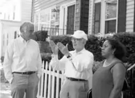  ?? KEITH MEYERS/NEW YORK TIMES/FILE ?? Mr. Geddes (center) spoke with Sheldon Sturges, a fellow cofounder of the nonprofit planning group Princeton Future, and Yina Moore, a local activist, in Princeton, N.J., in 2001.