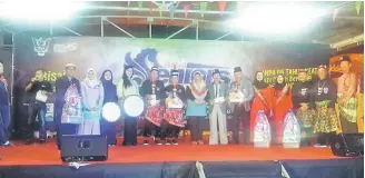  ??  ?? Sharifah Ranimah (eighth right) in a photo call after presenting the prizes to the winners of the bermukun competitio­n.