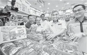  ?? — Gambar Bernama ?? MURAH: Zahid (tiga kanan) melihat barangan yang dijual di Kedai Rakyat 1Malaysia 2.0 (KRIM 2.0) di Terminal Bersepadu Selatan (TBS) selepas merasmikan pasar raya itu semalam.