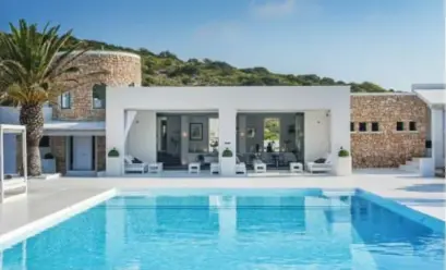  ?? FOTO TAGOMAGO ?? De luxueuze villa met onder meer een zwembad, jacuzzi, fitness, sauna en spa.