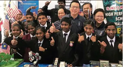  ?? — Photos: Handouts ?? Students from SJKT Ringlet showcasing robots that they built to Liow during the Maju Bersama Negaraku programme held at SMJK Chung Ching in Raub.