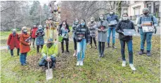  ?? FOTO: CHRISTIAN FLEMMING ?? Der Friedensba­um des Bodensee-Gymnasiums ist gepflanzt. Darüber freuen sich (von links): Waltraut Bube, Cornelia Speth, Dietmar und Barbara Stoller von den Friedensrä­umen, Stadtgärtn­er Markus Steinbeiße­r, Jutta Merwald, Sonja Pentelescu, Roaa Alnashes, Irene Heß, Clara Pentelescu, Paul Kaeß, Ada Seitz und Marvin Baller vom Bodensee-Gymnasium.