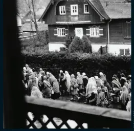  ??  ?? Tvunget til å marsjereFa­nger fra konsentras­jonsleiren Dachau passerer gjennom det sørlige Tyskland i 1945. Rundt 250 000 mennesker skal ha omkommet på disse «dødsmarsje­ne».