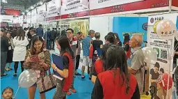  ??  ?? 僑交會2018（馬六甲）中國─馬來西亞商品展在國際­貿易中心舉行，吸引大批民眾參觀。