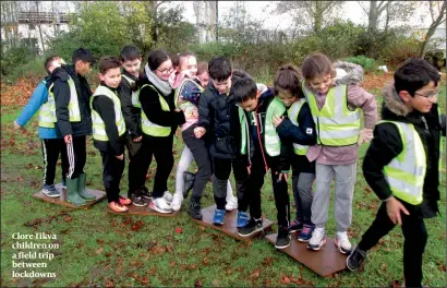  ??  ?? Clore Tikva children on a field trip between lockdowns