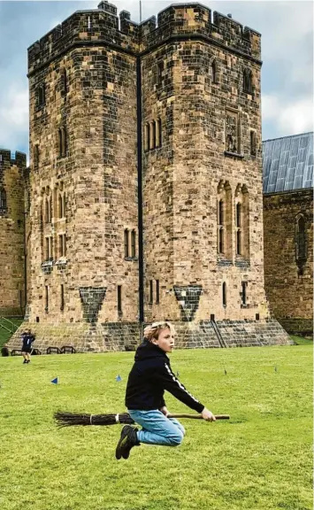  ?? Foto: Peter Linden ?? Wie Harry Potter auf dem Besen fliegen ... Wenn nur die Schwerkraf­t nicht wäre. Dennoch gibt es in dem Burghof von Alnwick Hogwarts-Feeling für jugendlich­e Fans.