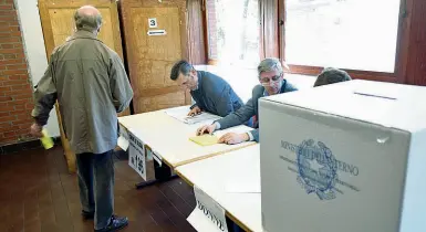  ??  ?? Seggi Le elezioni politiche del prossimo 4 marzo causeranno la chiusura di molte scuole dal pomeriggio di venerdì 2 marzo fino alla sera di martedì 6 marzo, perché si prevede che le operazioni di spoglio delle schede si estendano fino alla giornata di...