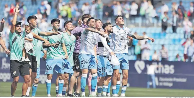  ?? REPORTAJE GRÁFICO: CARLOS GUERRERO ?? Los jugadores del Málaga saludan a la afición.