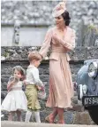  ??  ?? Prinzessin Kate mit ihren Kindern, die während der Zeremonie Blumen streuten.