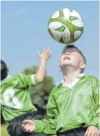  ?? FOTO: IMAGO IMAGES ?? Two young football players learning ball control mit2003018­51