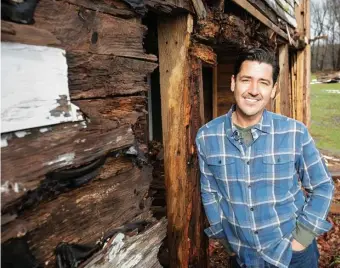  ??  ?? OUTSIDE AND IN: Jonathan Knight hosts ‘Farmhouse Fixer,’ premiering Wednesday on HGTV.